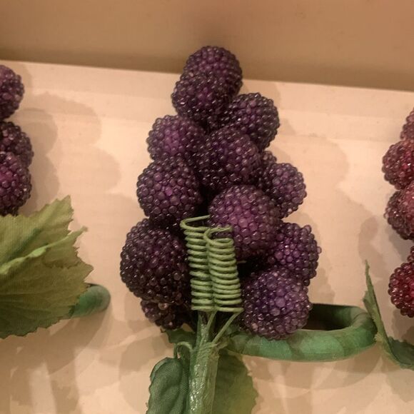 Pier 1 Beaded Grapes Fruit Clusters Red Set of 4 Napkin Rings Tableware - Picture 5 of 8